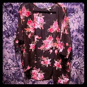 Short flower patterned cardigan